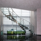 По центру стеклянная лестница