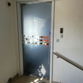 Входная дверь на втором этаже в офисный блок