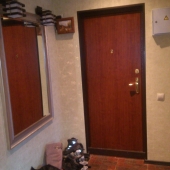 Это уже коридор рядом с входной дверью - обратите внимание на плитку