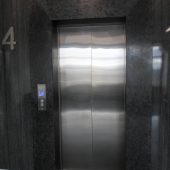 Либо на лифте