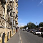 Помещение находится в старинном крепком кирпичном доме 