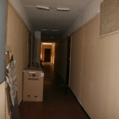 Общий длинный коридор на 8 квартир