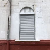 Вход с ул. Профсоюзная, окно на выдачу с ул. Дмитрия Ульянова