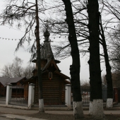 Рядом есть деревянная часовня