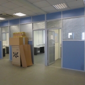 Есть кабинеты со стеклянными перегородками