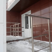 Вход находится со стороны улицы