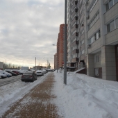 Вдоль дома бесплатная парковка