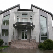 Дом и рядом с ним два строения