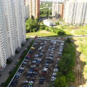 Вид на соседнюю улицу в тени