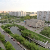 Вид за окном на Новочеркасский бульвар, пересекающийся с ул. Маршала Голованова