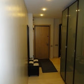 Фотография коридора с видом на входную дверь