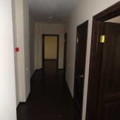 Фотография коридора и двери в комнаты и санузлы