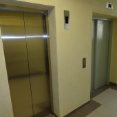 Перед лифтами