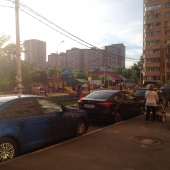 У дома можно парковать авто