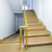 Лестница вниз для персонала