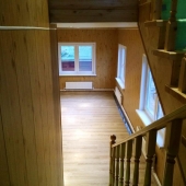 Внутри дома деревянные лестницы на 2 этаж