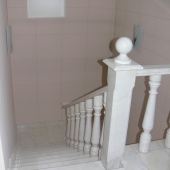 Вот такая мраморная лестница в этом доме