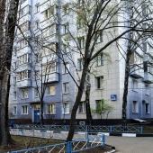 Вид дома, где продается наша 2-к квартира со стороны