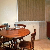 На кухне стоит стол и 4 стула для всех будущих жильцов съемной квартиры