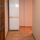 Коридор, где стоит холодильник - фотографии из квартиры по ул. Нагорная, д. 30к1