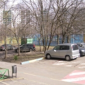 Парковка при выходе из подъезда дома