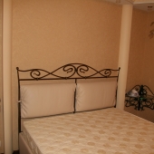 Кровать подобрана по цвету и стилю