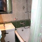 Ванная комната выполнена в легком зеленом оттенке