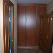 Двери: в ванную, в комнату и поворот к входной двери