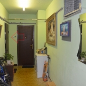 На этой фотографии стрелочкой указана входная дверь в нашу квартиру в общем тамбуре