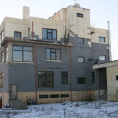 Это инновационный дом с используемой крышей 