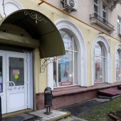 Помимо центрального входа есть два запасных со двора дома на Сайкина