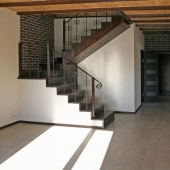 Общий вид комнаты на 1-ом этаже и лестница на второй
