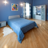Эта спальня сделана в более синих тонах, на следующей фотографии увидите другую картину
