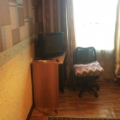 В комнате для аренды на Генерала Тюленева, 35 есть стол, ТВ и кресло. Стоимость 15 тысяч в месяц.