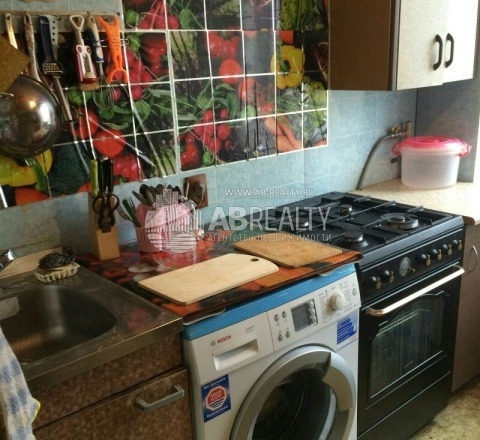 Кухня на Севастопольском пр-те: плита, стиральная машина, за кадром - холодильник