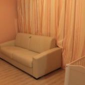 Вот сам диван в жилой комнате, которая по площади 18 м2