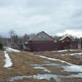 Отходим подальше, чтобы сделать фотографии дома и забора, в кадр попадают некоторые соседские дома