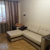 Роскошный кожаный раскладной диван в комнате