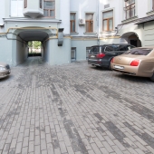 Это уже внутренний двор этого дома на Тверском бульваре 9