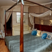 В спальной комнате сделана кровать с паланкином 