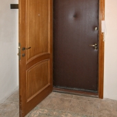 Входная дверь в квартиру на А. Анохина