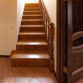 лестница на второй этаж в доме, который расположен в Приозерье