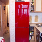 На кухне стоит такой прикольный красный холодильник