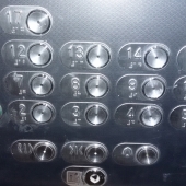 Современная панель у лифта в этом доме на Москвитина 3к2