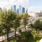 Вид открывается на Кутузовский проспект и Москва-Сити, башни Федераций