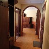 Коридор перед входной дверью и далее дверь в маленькую комнату, дверь в санузел и проход-арка в большую комнату