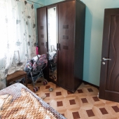 Уютная спальня со шкафом