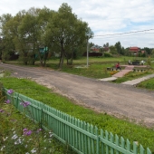 Дорога разбивает прудик или озерцо на две части