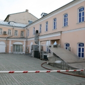 Во дворе своя парковка