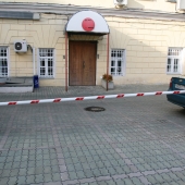 Чтобы заехать во двор - есть шлагбаум для арендатора и его сотрудников